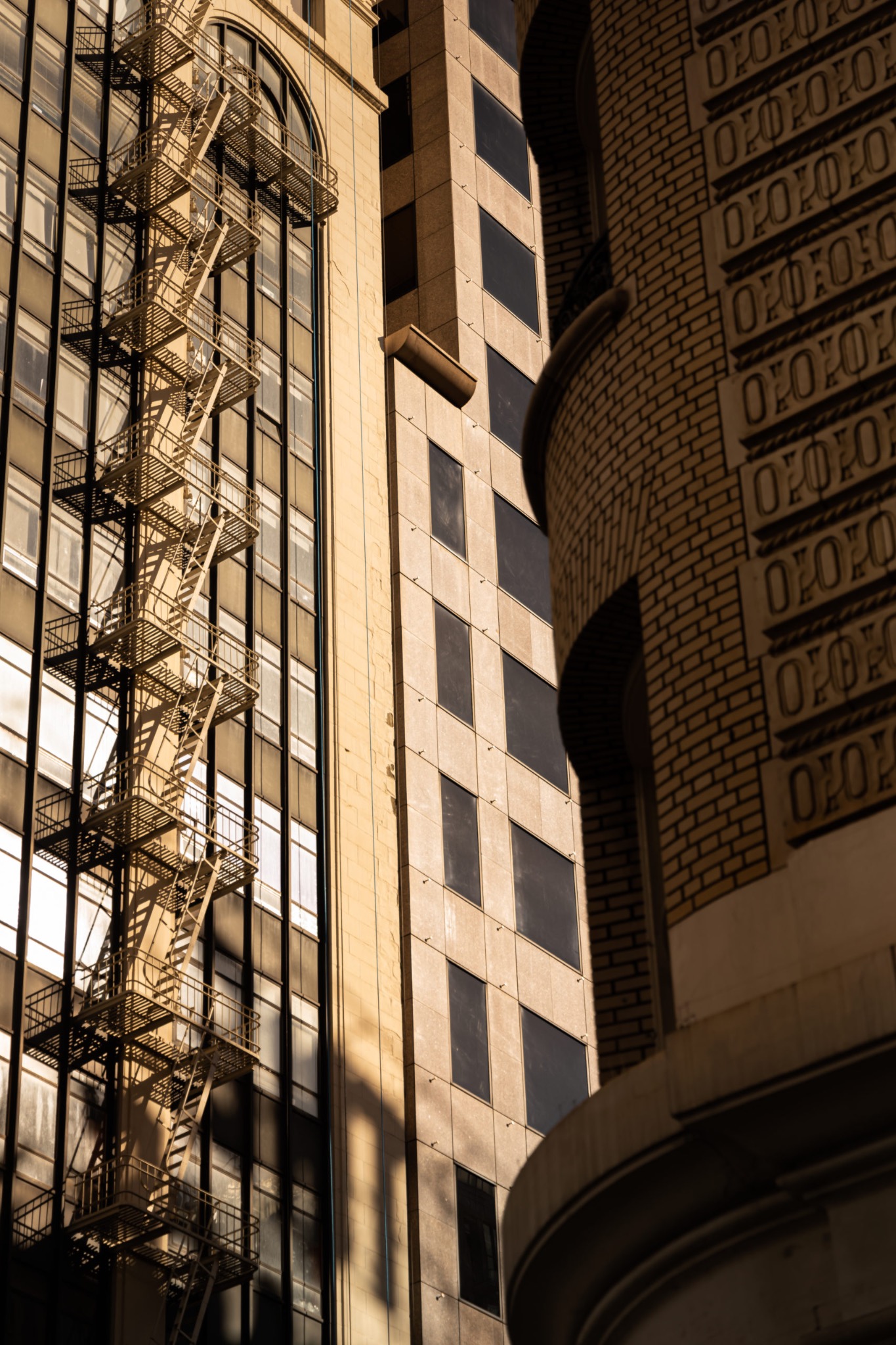 Contraste de lumière entre deux façades verticales