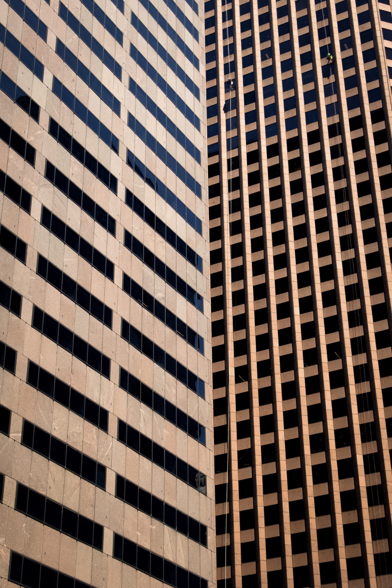 Façade moderniste rythmée par des lignes géométriques