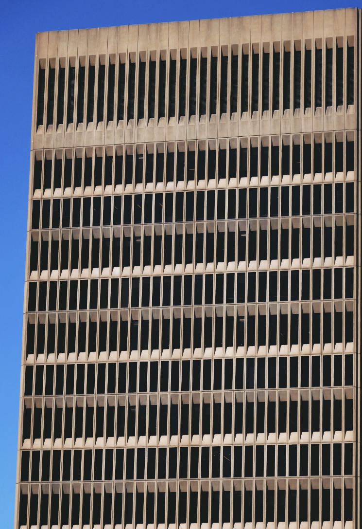 Façade quadrillée d’un immeuble moderniste