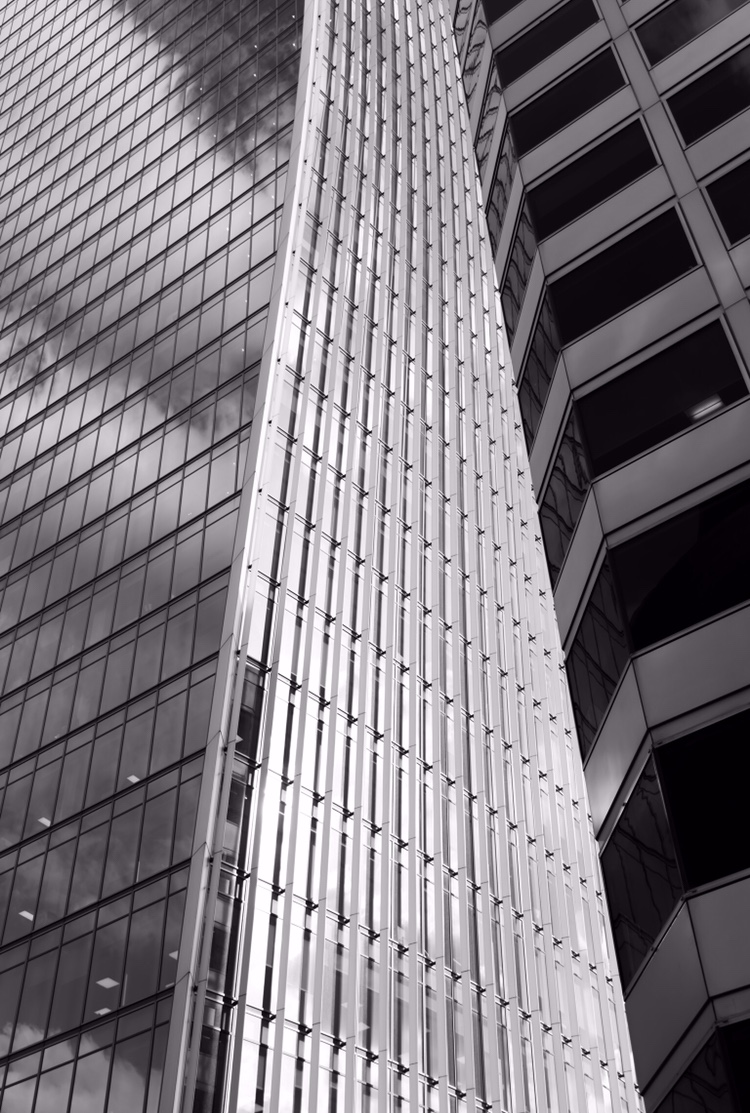 Détail vertical d’une façade métallique
