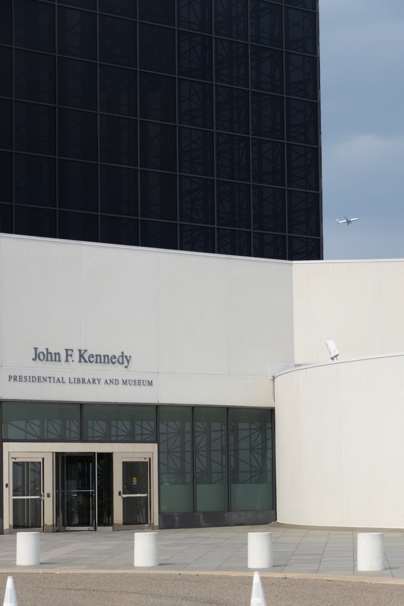Entrée monumentale du bâtiment John F. Kennedy