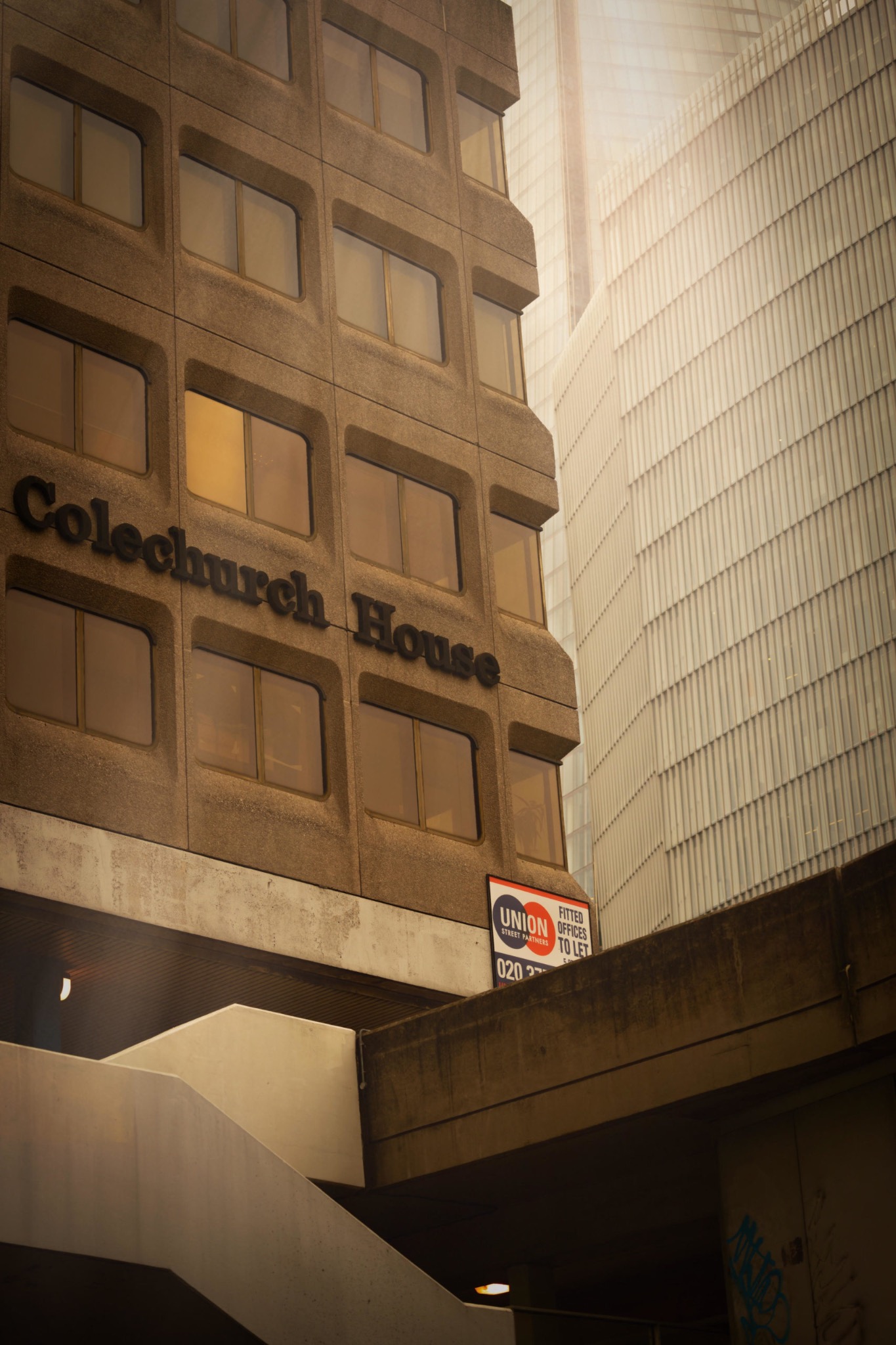Ancienne enseigne Columbia Records intégrée à une façade