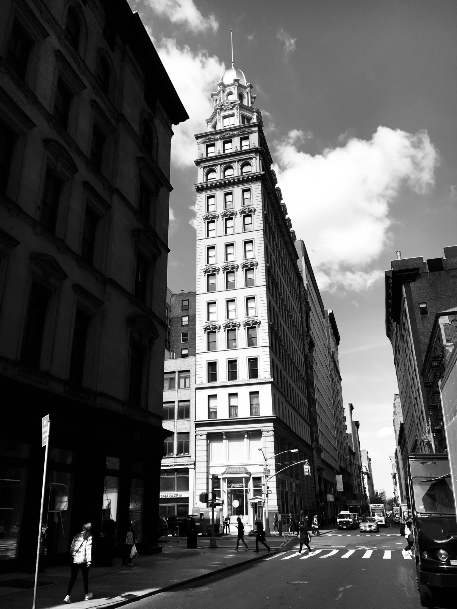 Immeuble historique en noir et blanc dans une rue ensoleillée