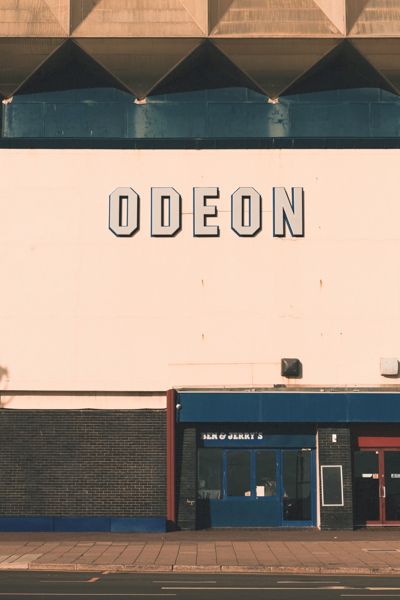 Façade géométrique du cinéma Odeon