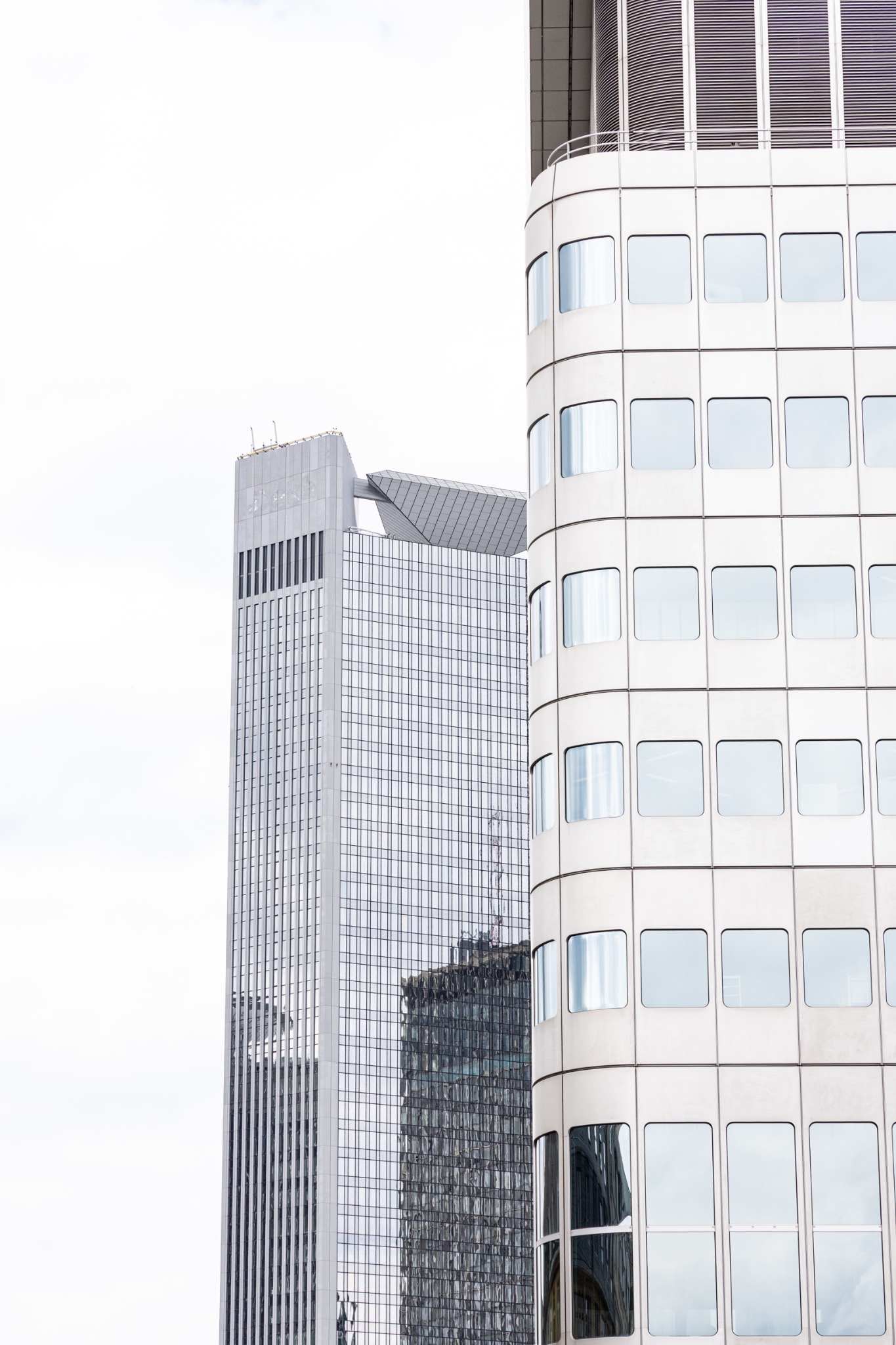 Superposition de tours modernes aux façades claires