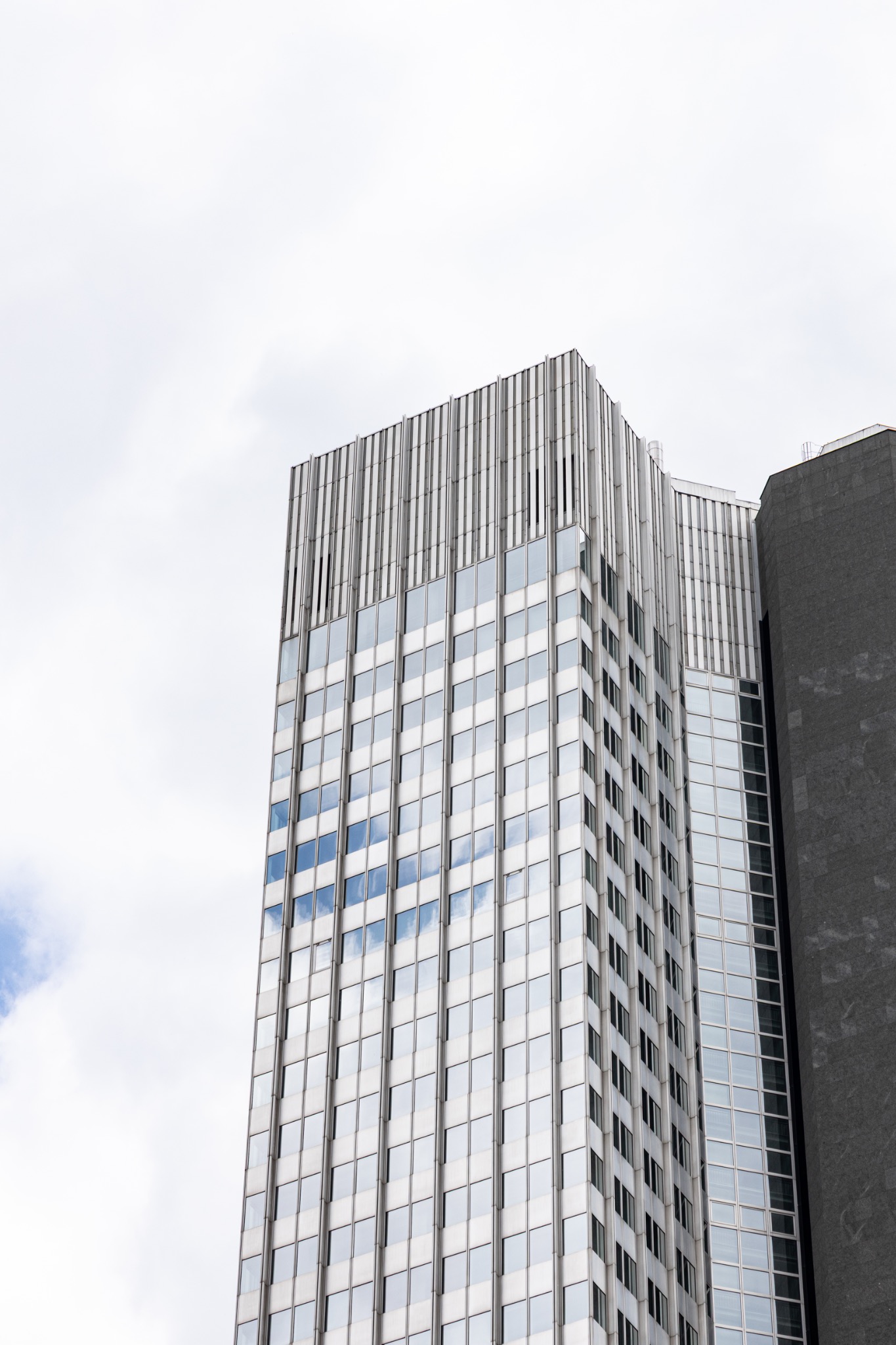 Sommet géométrique d’une tour de bureaux