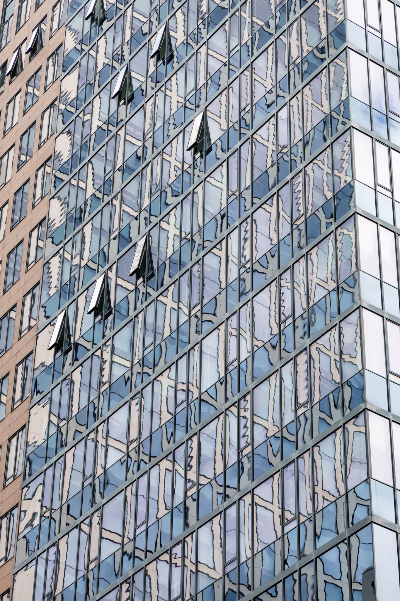 Façade vitrée rythmée par une grille de fenêtres