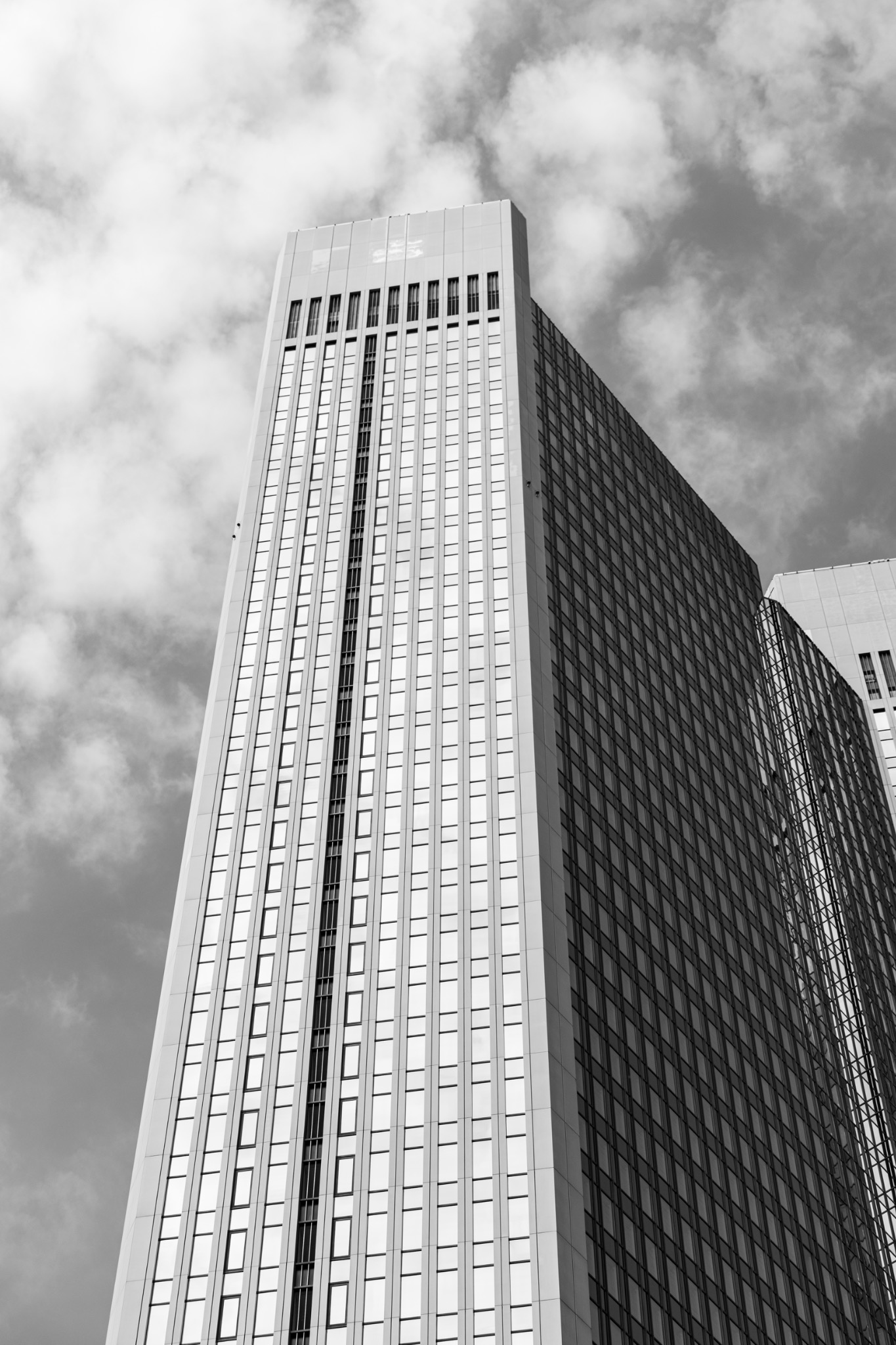 Tour monumentale en noir et blanc sous les nuages