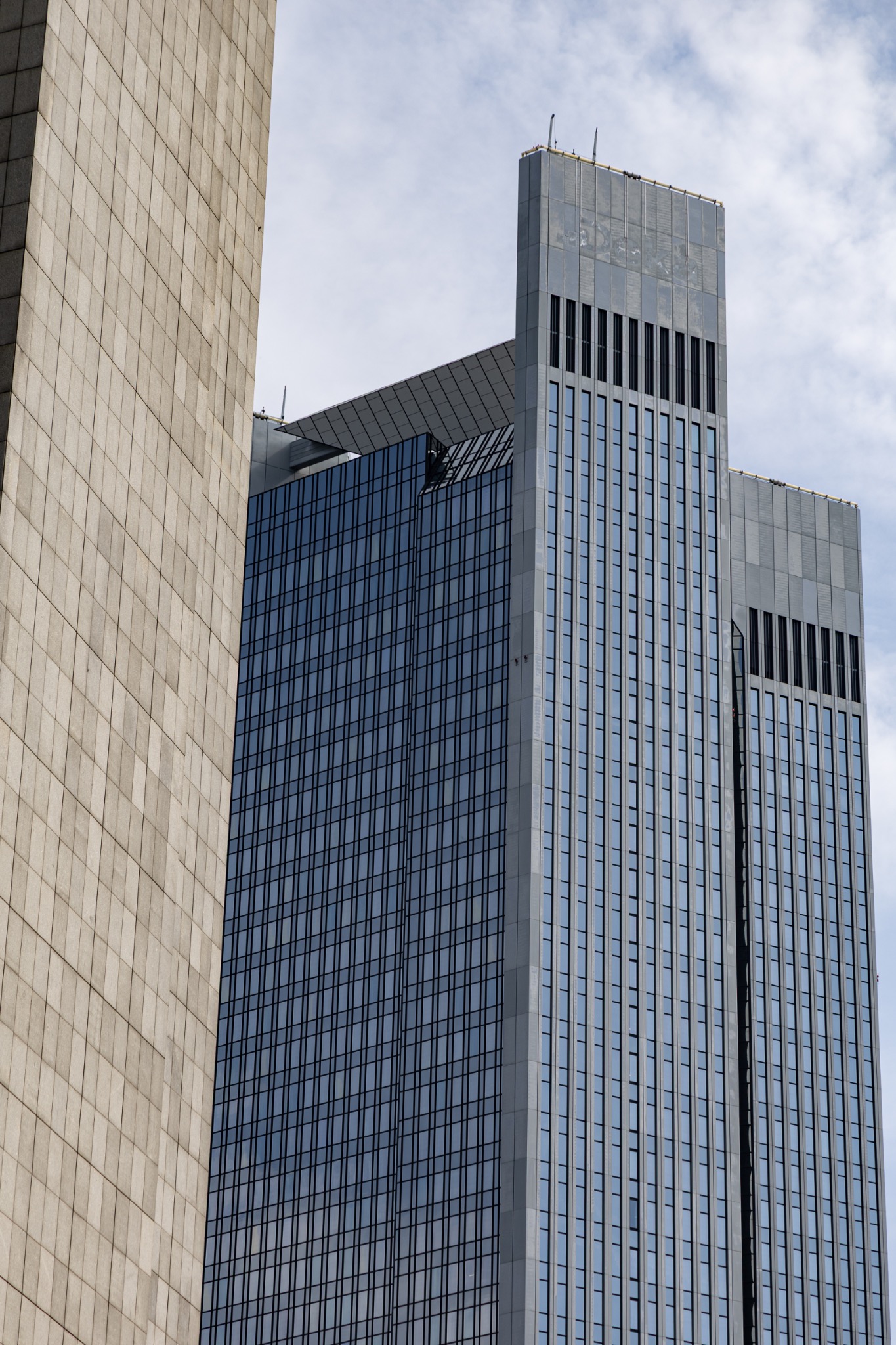 Ensemble de tours contemporaines vu entre deux façades