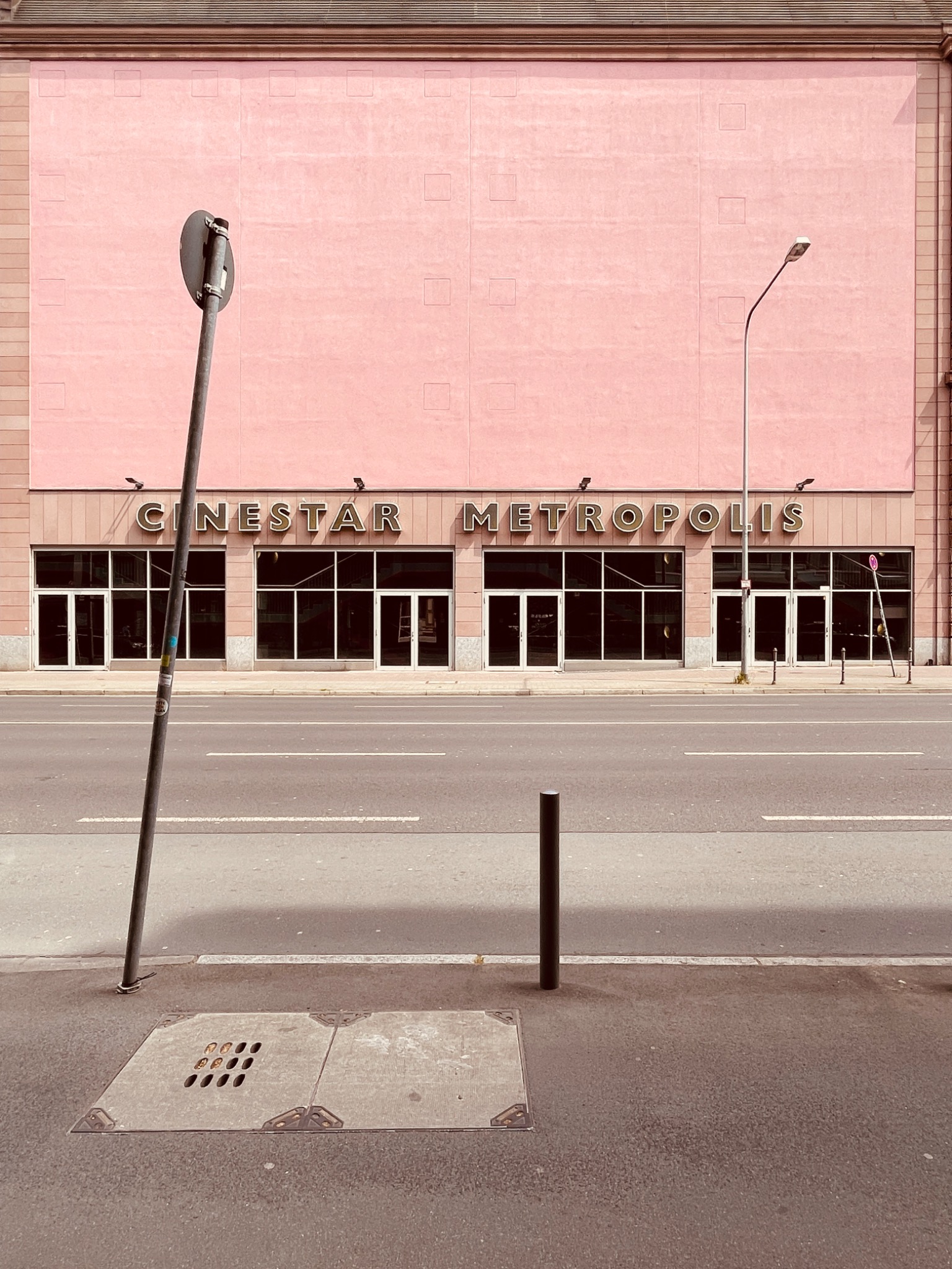 Façade rose du cinéma Cinestar Metropolis vue depuis la rue