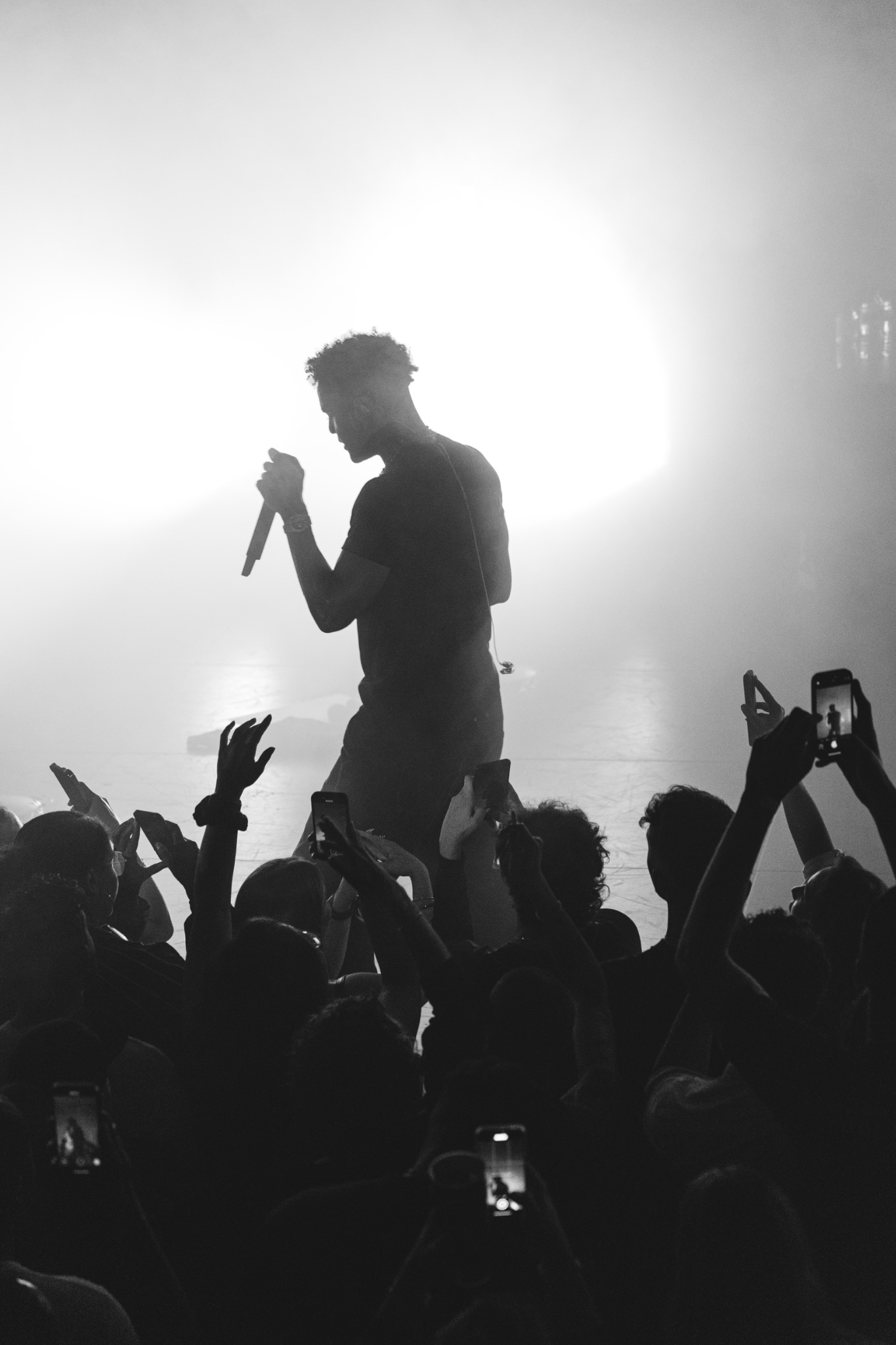 Silhouette d’un chanteur au milieu du public