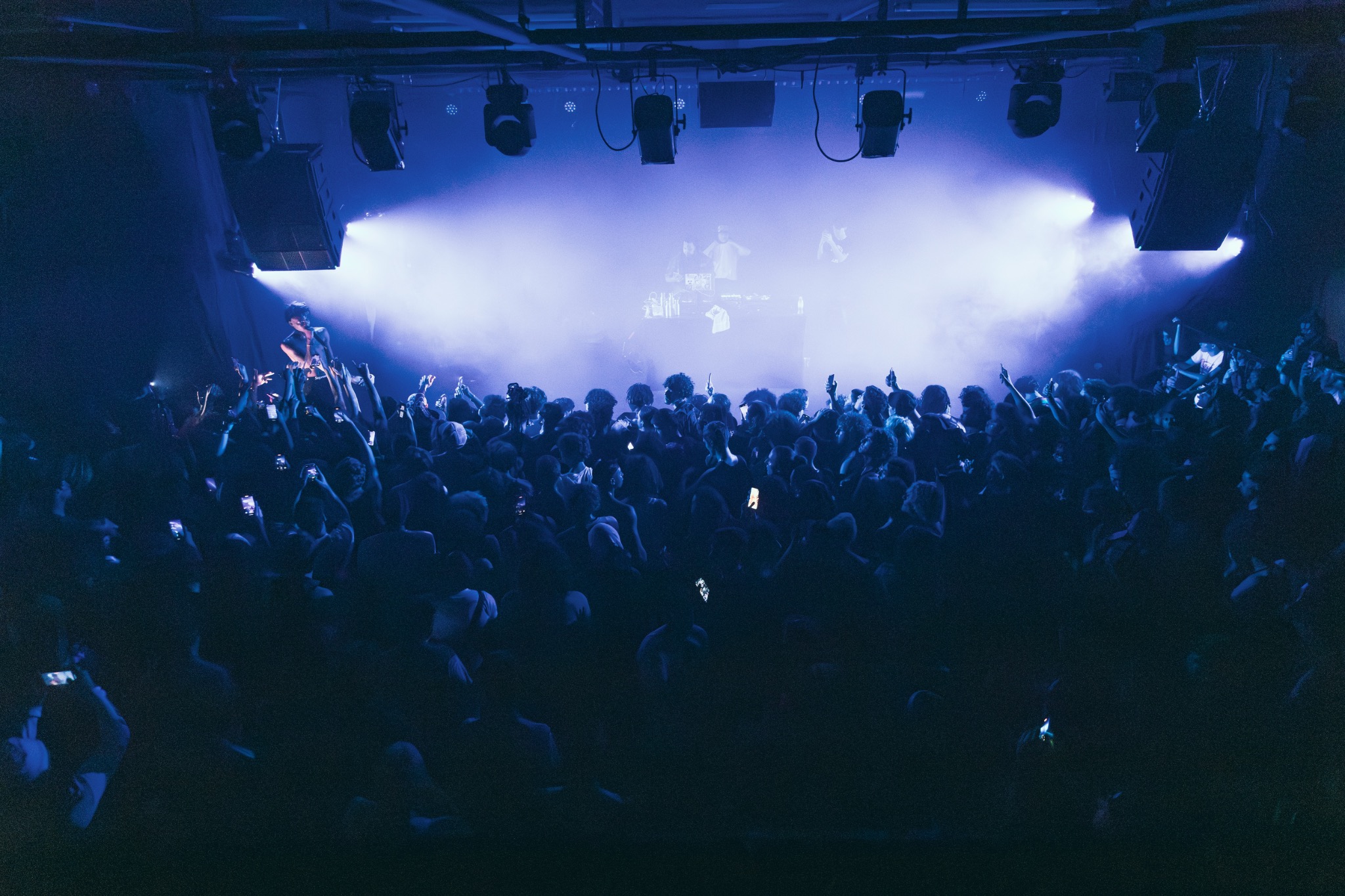 Vue générale d’un concert sous une lumière bleue