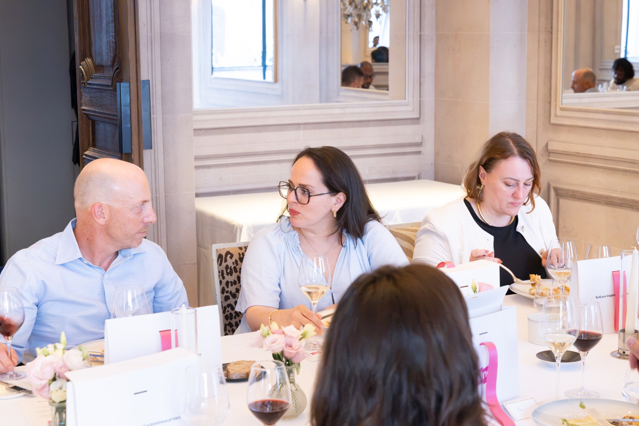 Invités échangeant pendant le repas