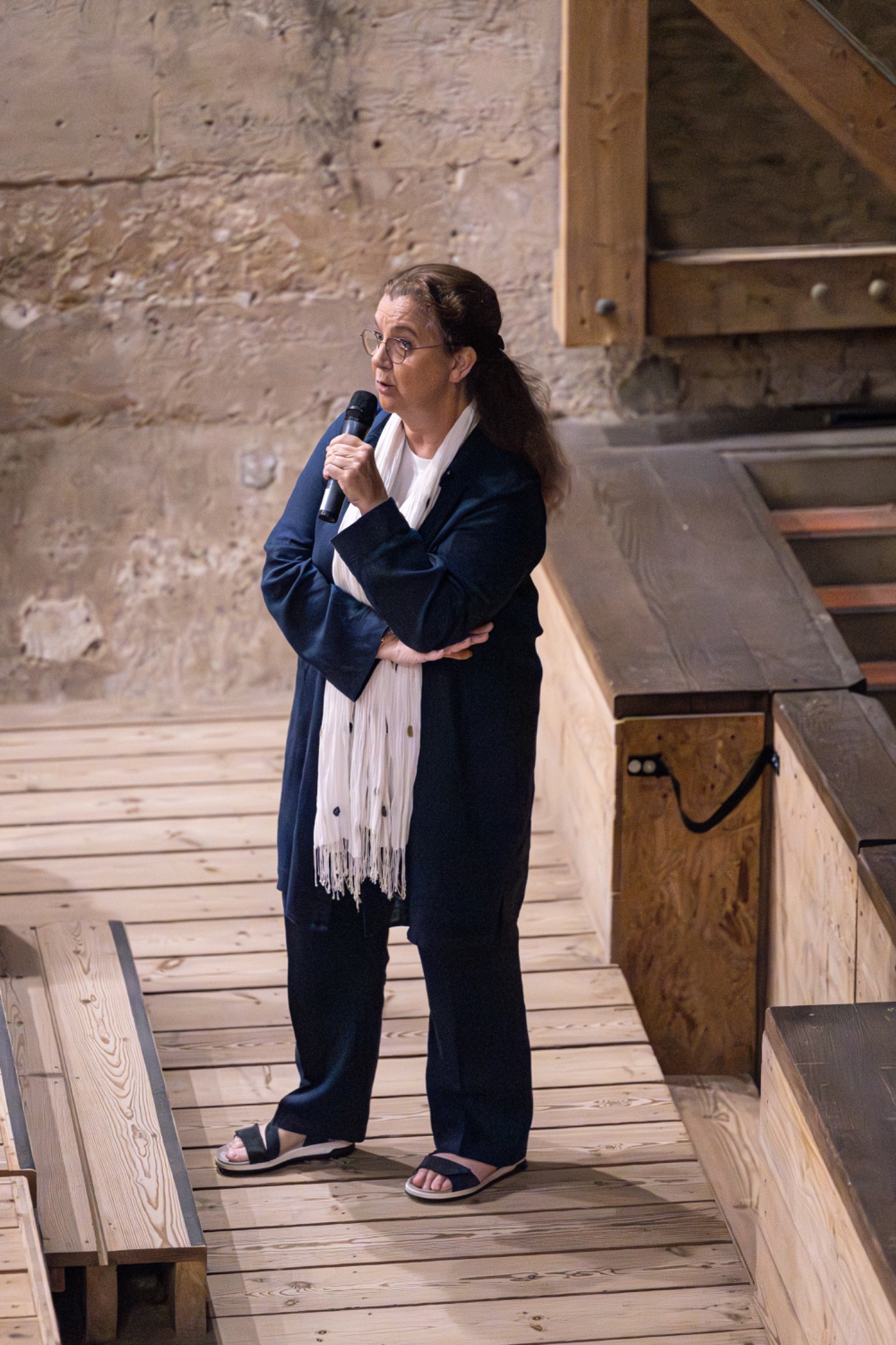 Intervenante prenant la parole dans un auditorium