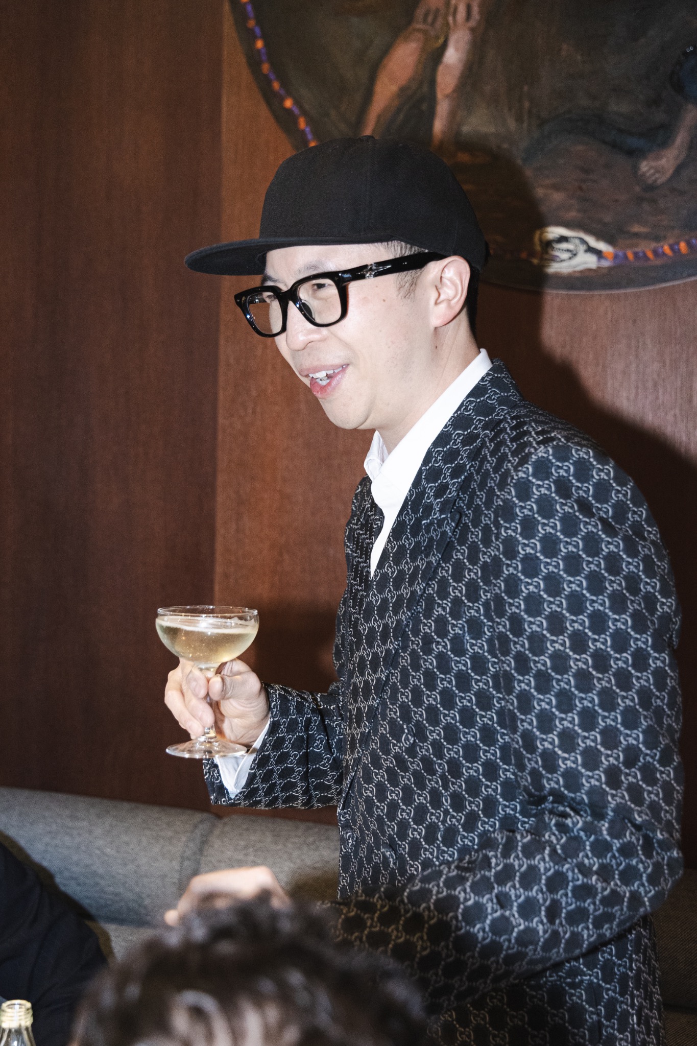 Invité portant un verre lors d’un dîner privé