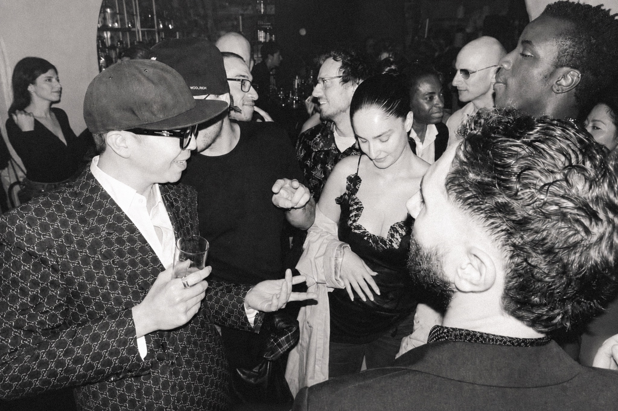 Invités pendant une soirée en noir et blanc