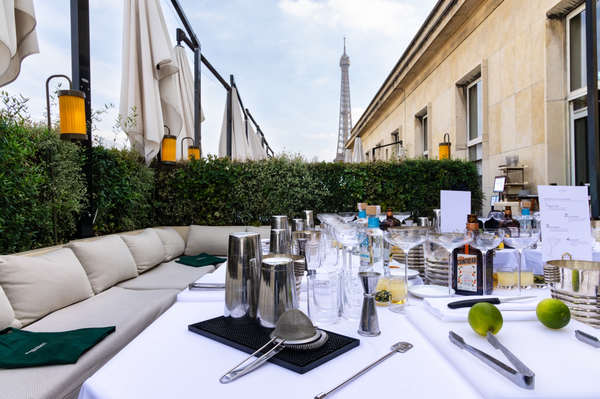 Détail d’une table de mixologie sur un rooftop