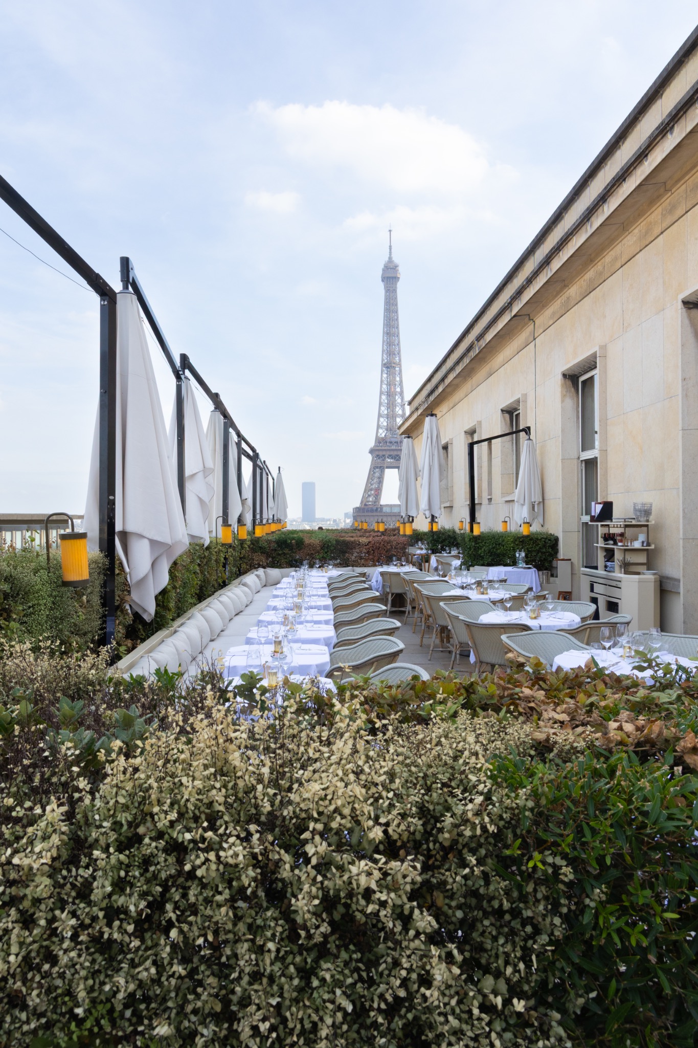 Table événementielle avec vue sur la tour Eiffel