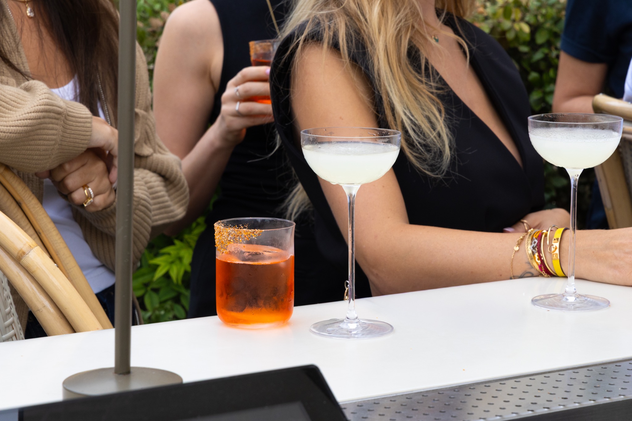 Cocktails colorés servis pendant un événement privé