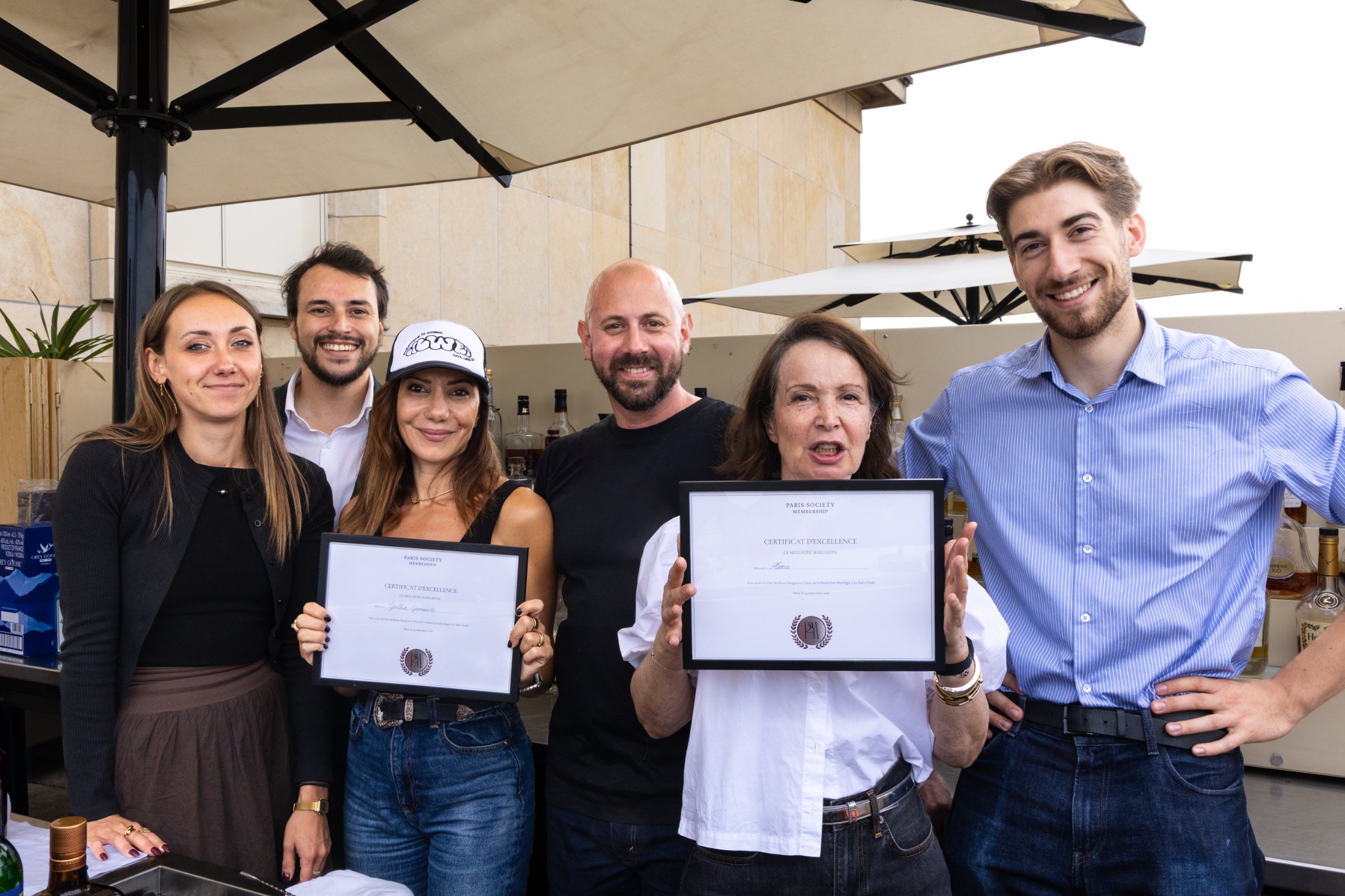 Équipe réunie avec des certificats à la fin d’un atelier