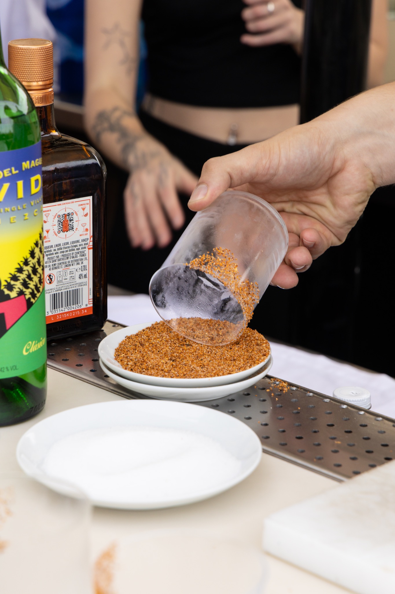 Préparation du bord d’un verre pour un cocktail