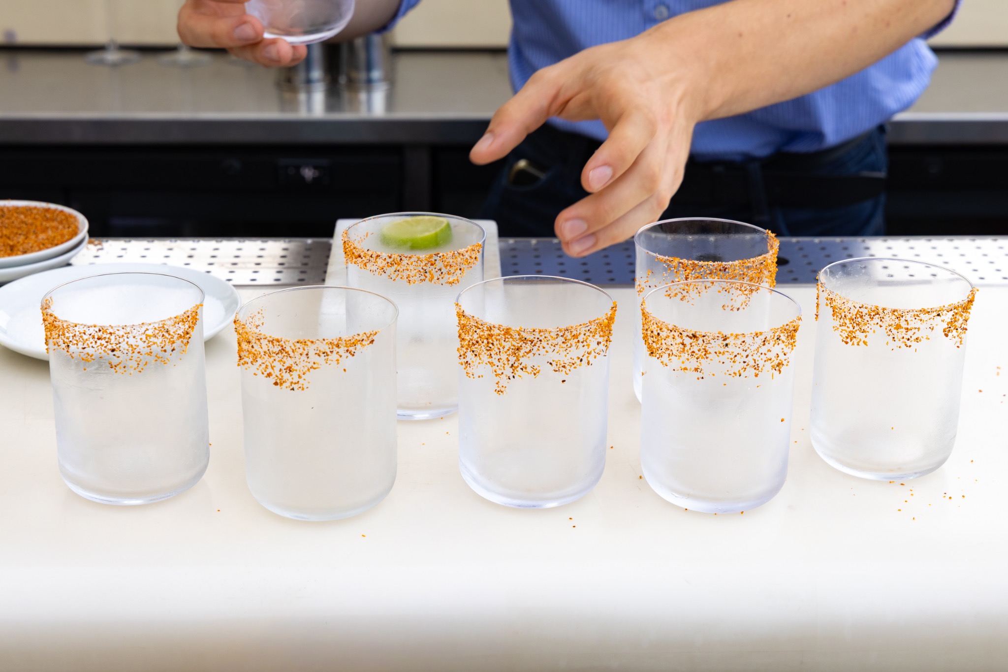 Série de verres préparés pour un atelier de mixologie
