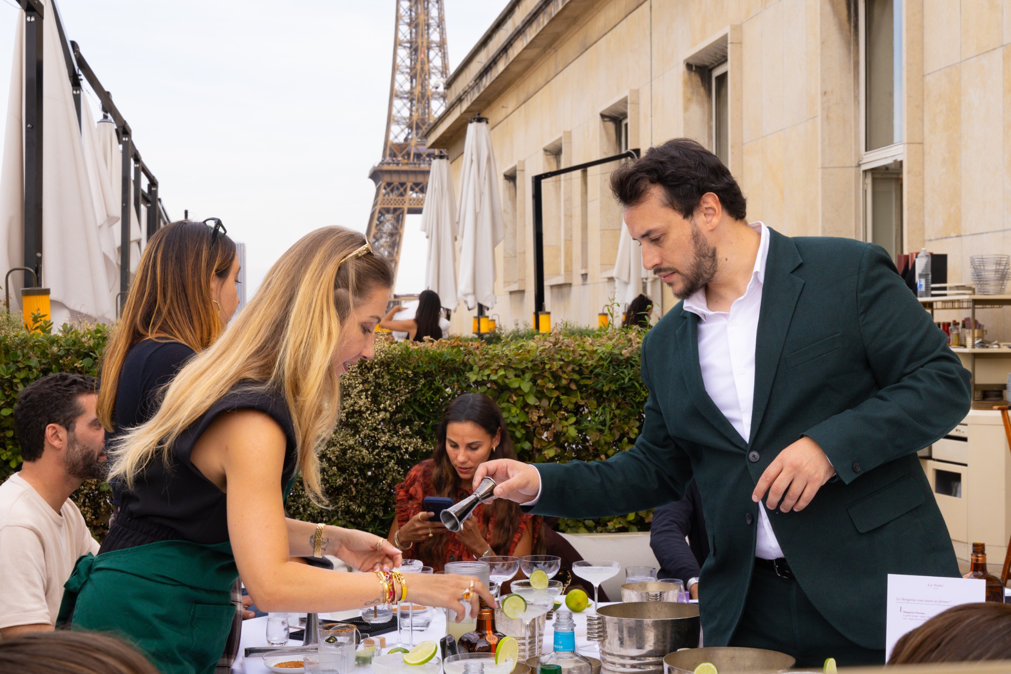 Service de cocktails auprès des invités pendant l’événement