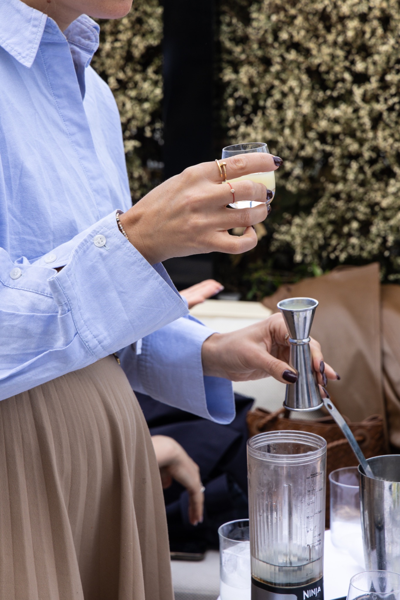 Détail de la préparation d’un cocktail au shaker