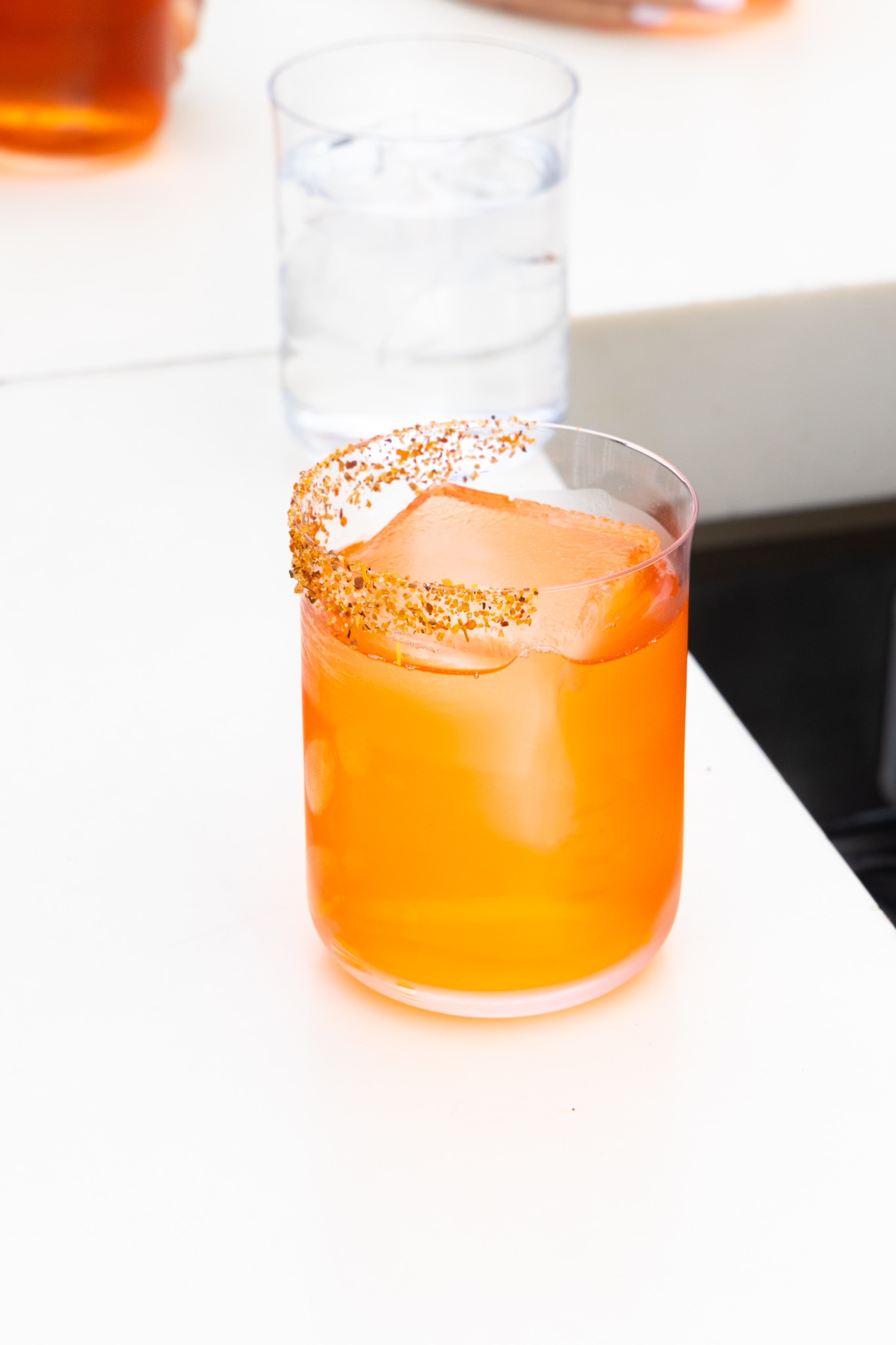 Cocktail orange servi dans un verre au bord épicé