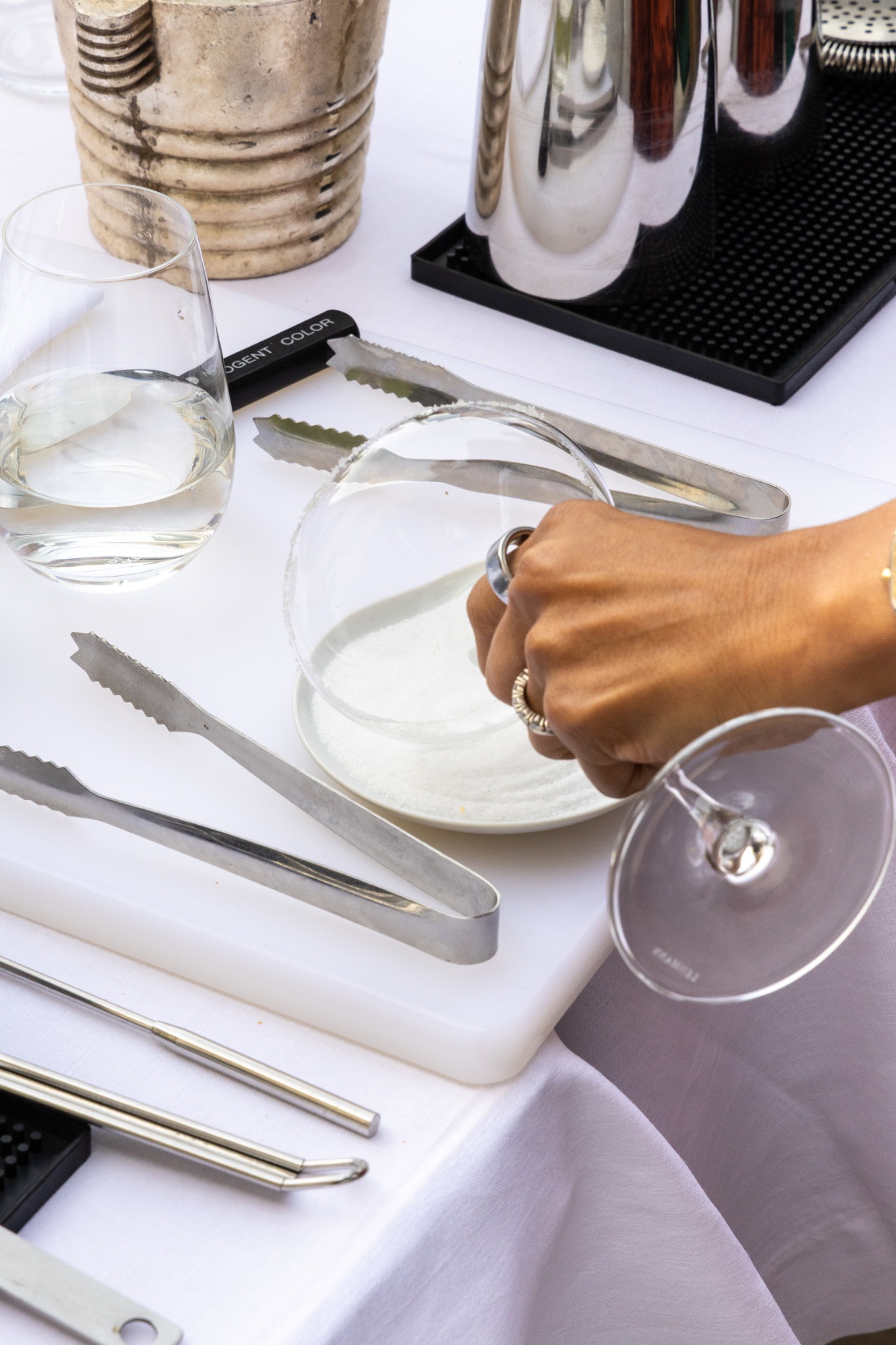 Mélange d’un cocktail dans un verre posé sur la table