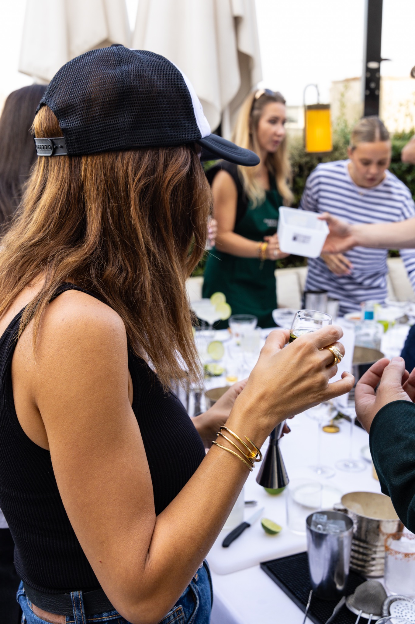 Participante préparant son cocktail avec les ingrédients disposés sur la table