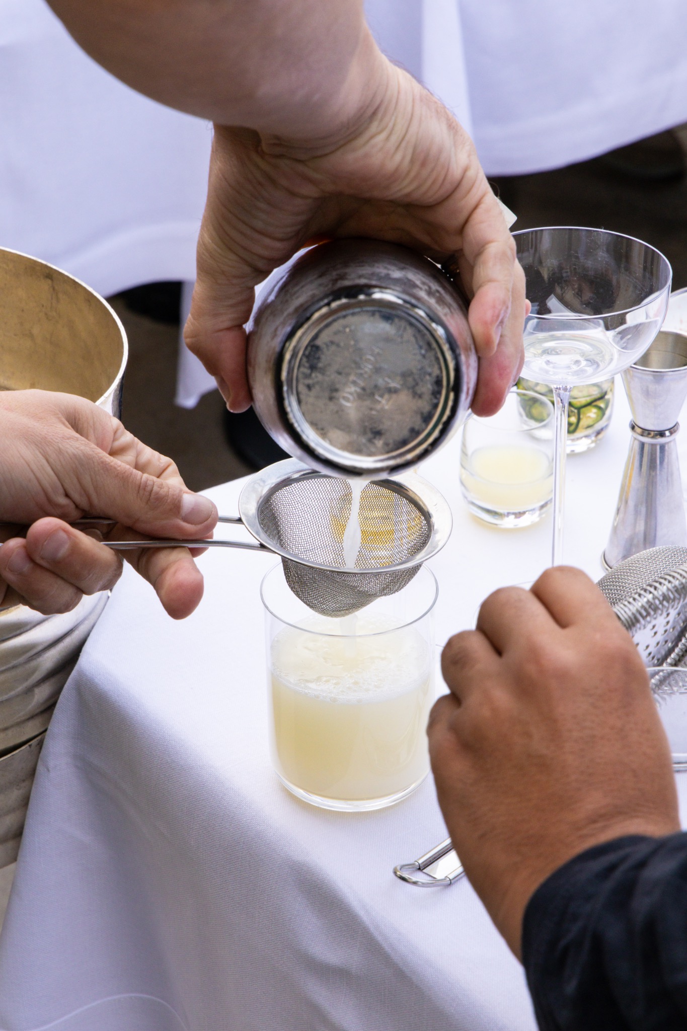 Cocktail filtré au shaker dans une coupe