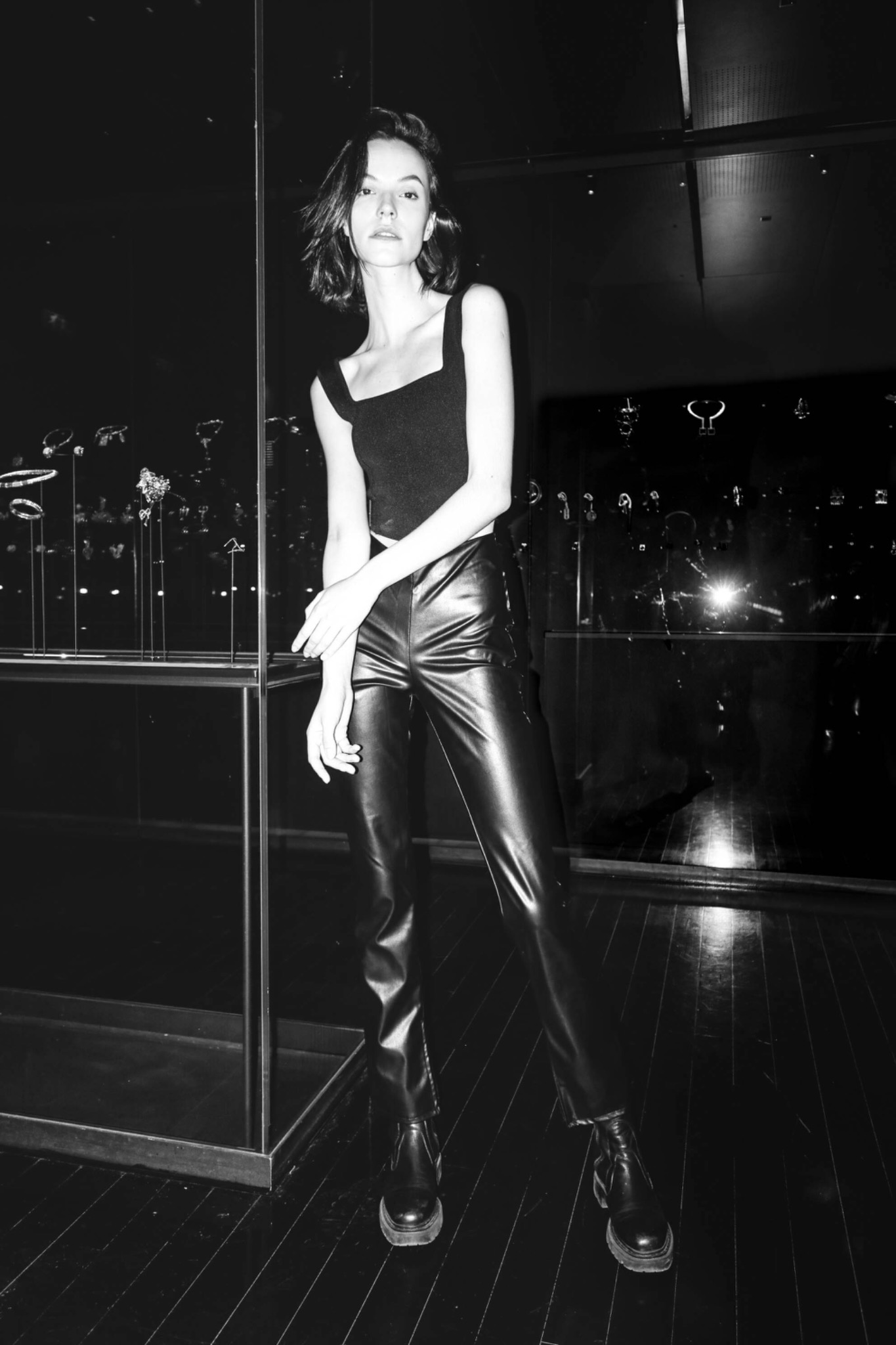 Silhouette de mode en noir et blanc dans un décor de miroirs