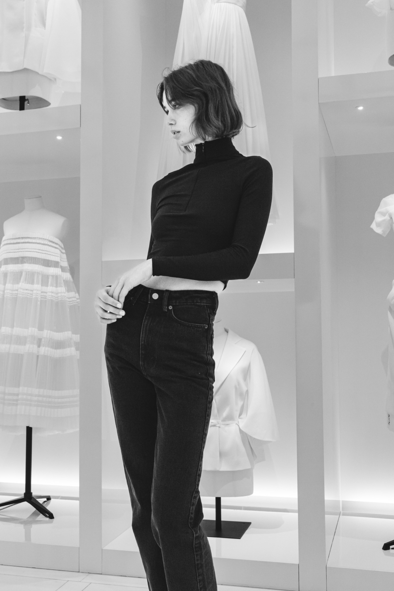 Silhouette de mode en noir et blanc dans un espace d'exposition