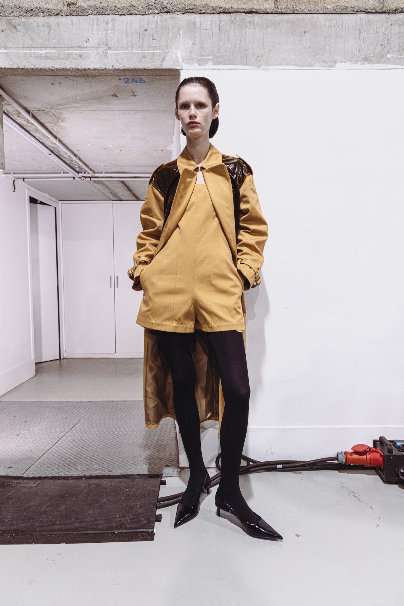 Silhouette de mode en coulisses dans des tons ocre