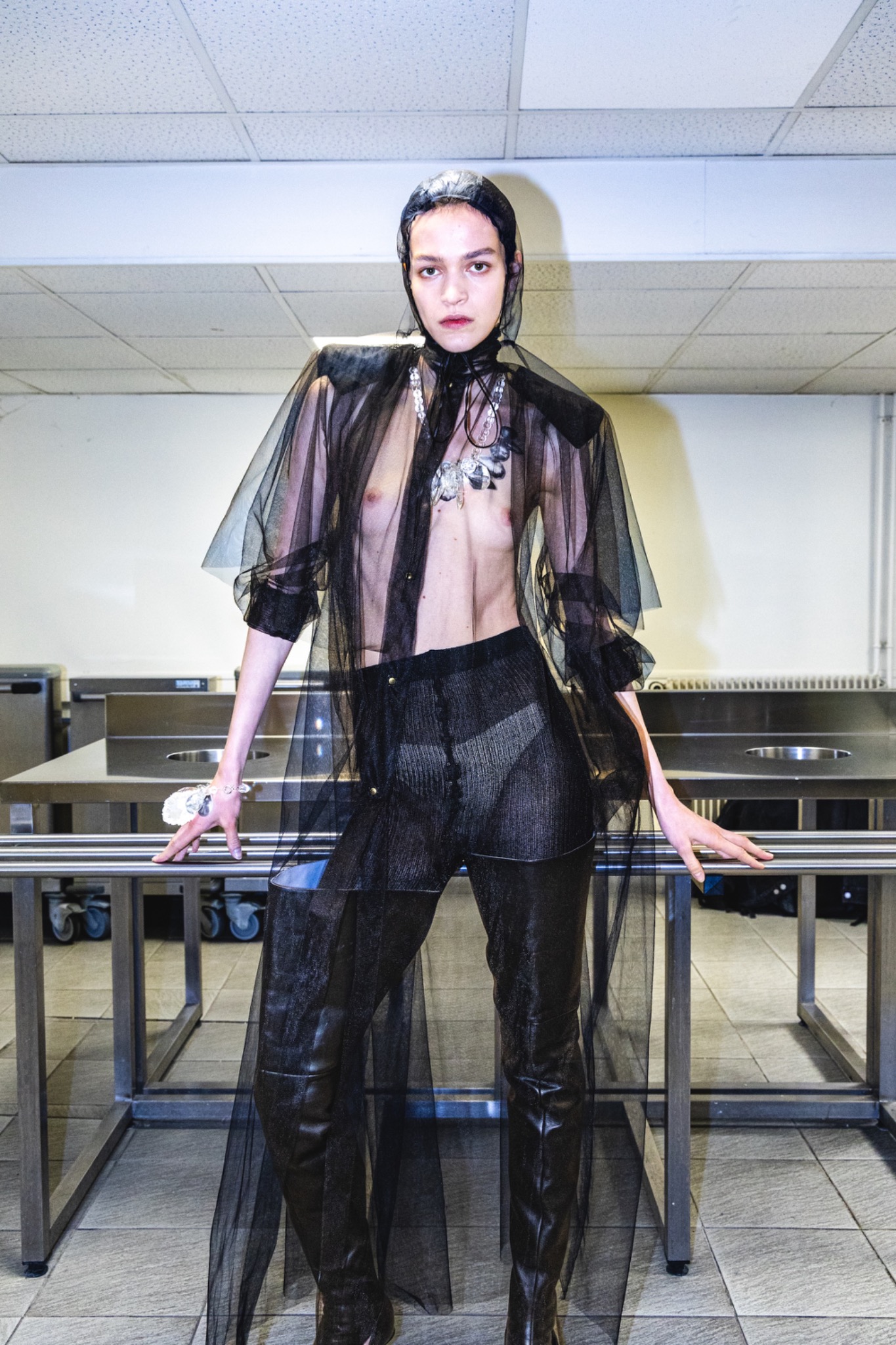 Silhouette en transparence noire en coulisses