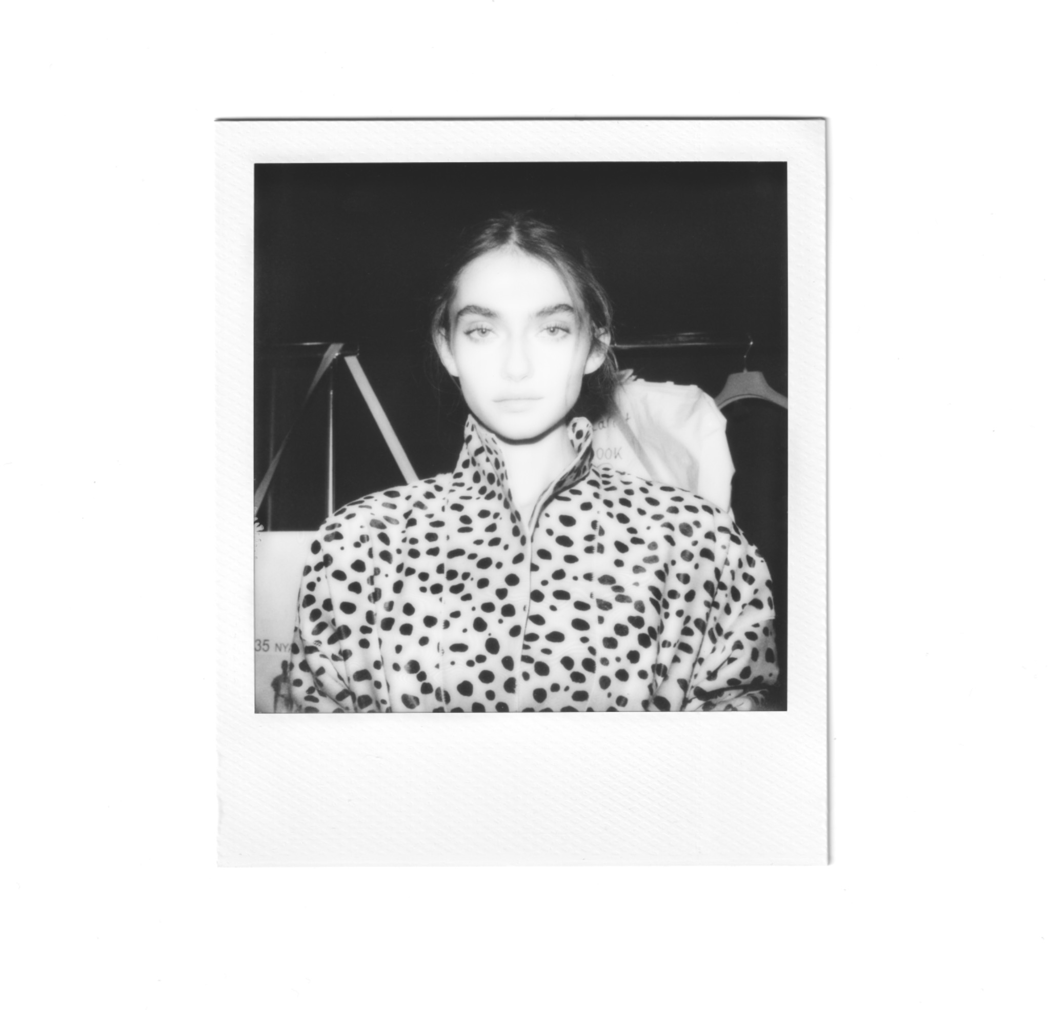 Portrait au Polaroid en tenue à imprimé léopard