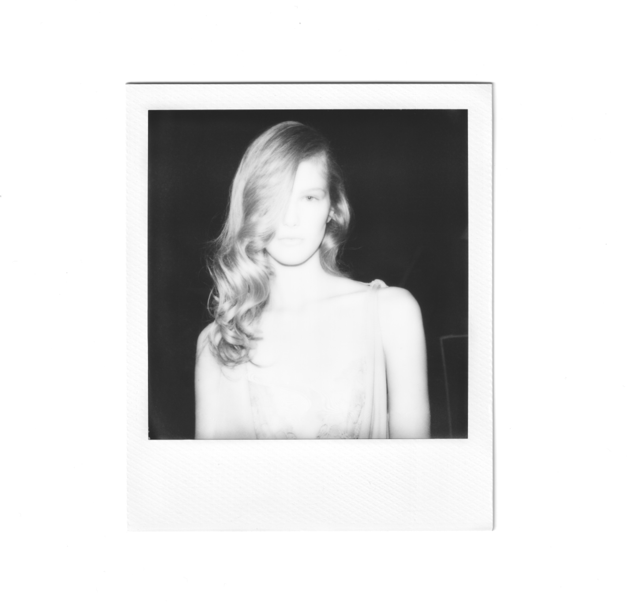 Portrait lumineux au Polaroid avec cheveux ondulés