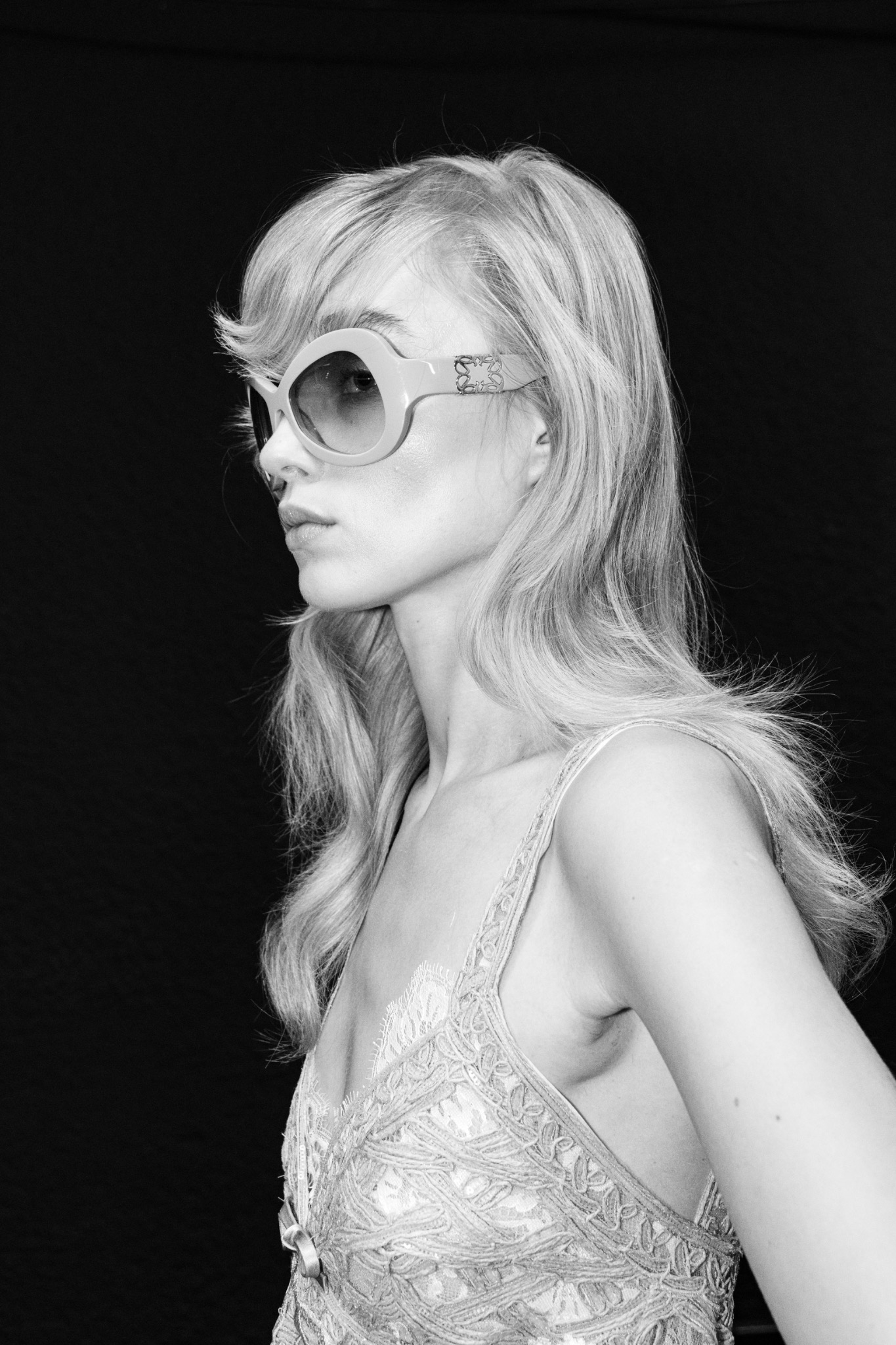 Portrait de mode en noir et blanc avec lunettes rondes