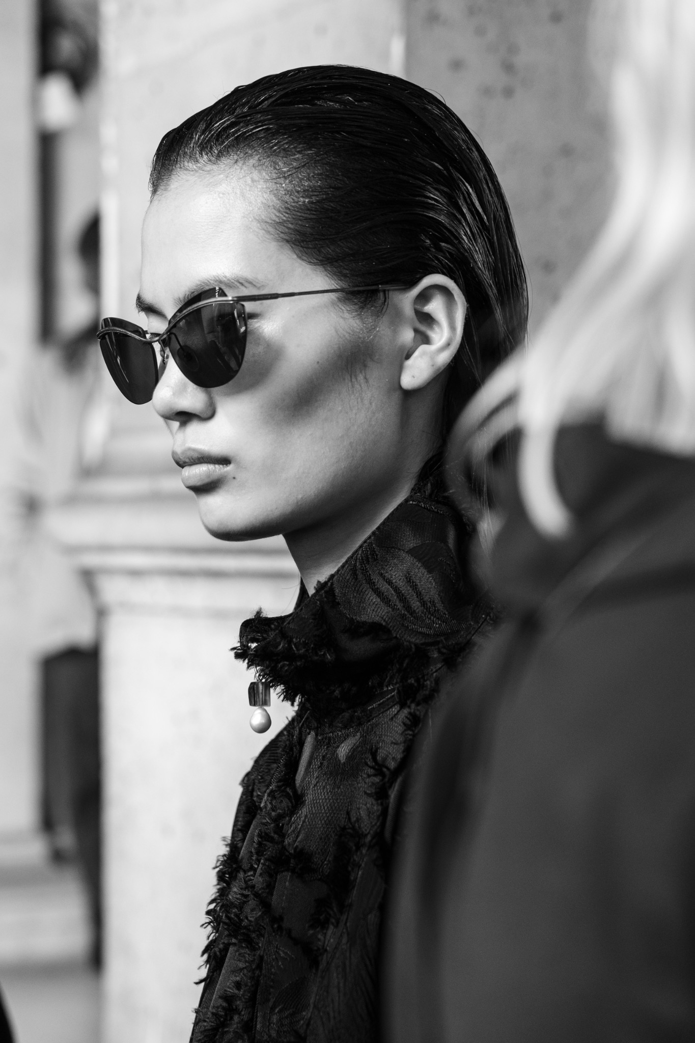 Portrait backstage en noir et blanc avec lunettes de soleil