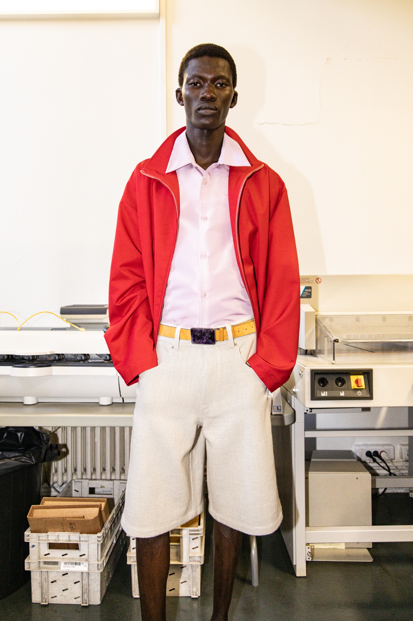 Portrait masculin backstage en veste rouge
