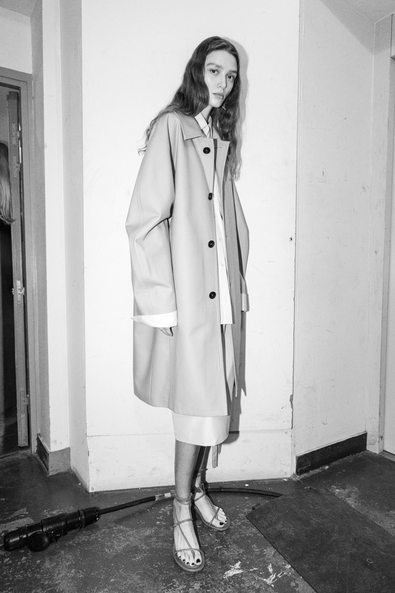 Silhouette en trench photographiée en noir et blanc