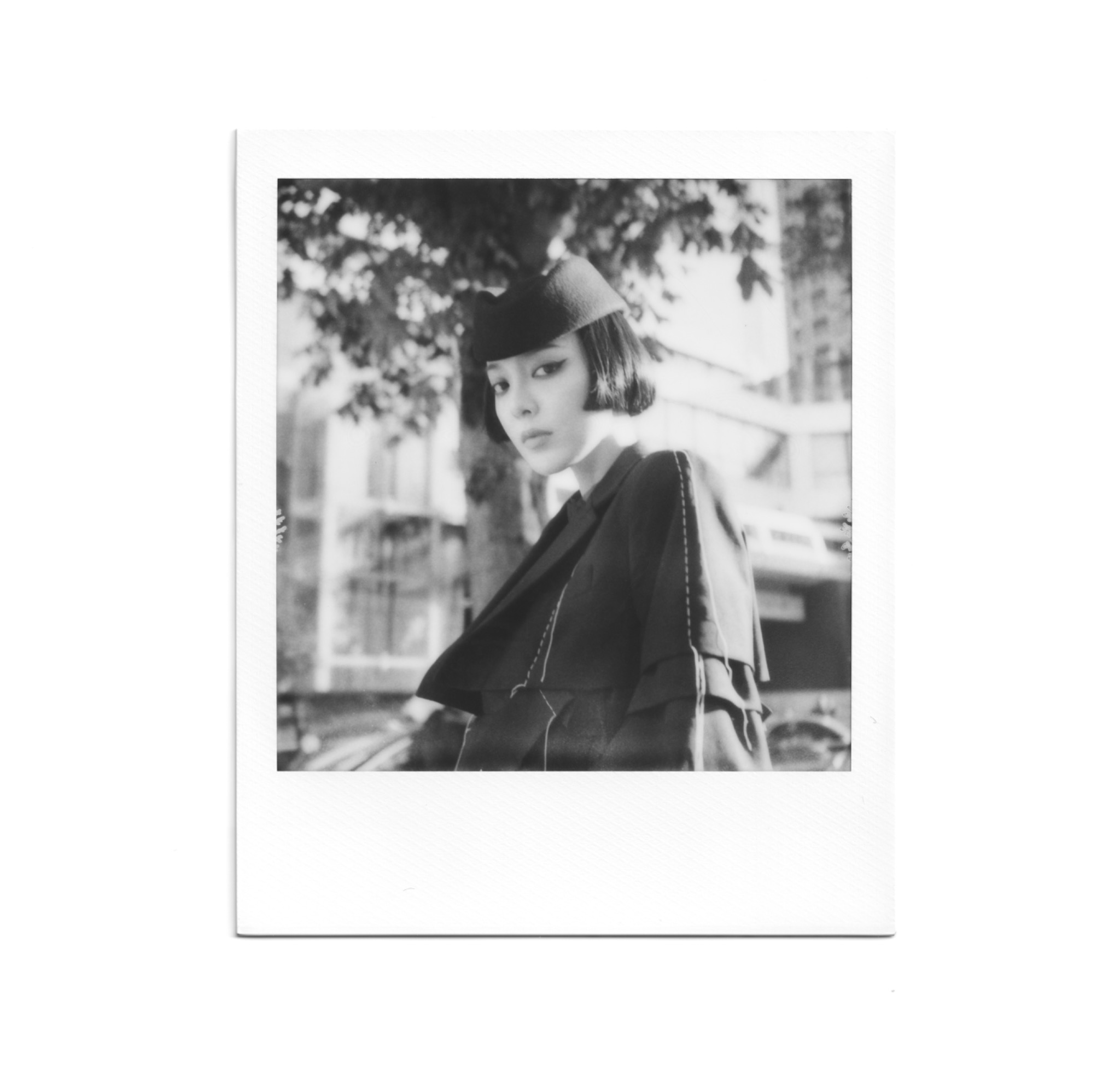 Portrait de mode Sacai au Polaroid